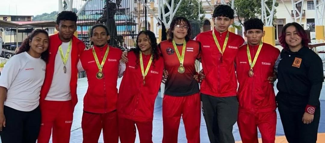Delegación de Atlántico que participó en el Nacional Junior de lucha olímpica.