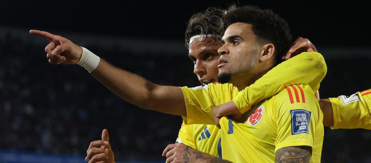 Luis Díaz celebra con Richard Ríos su golazo contra Argentina. 