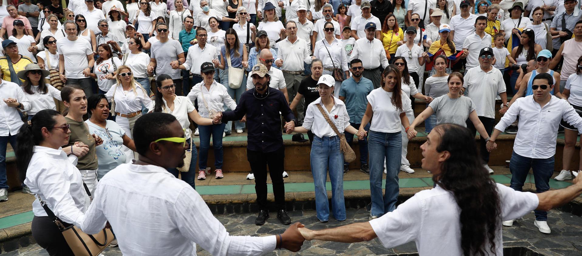 Varias personas durante manifestación en Cali el pasado 8 de junio.