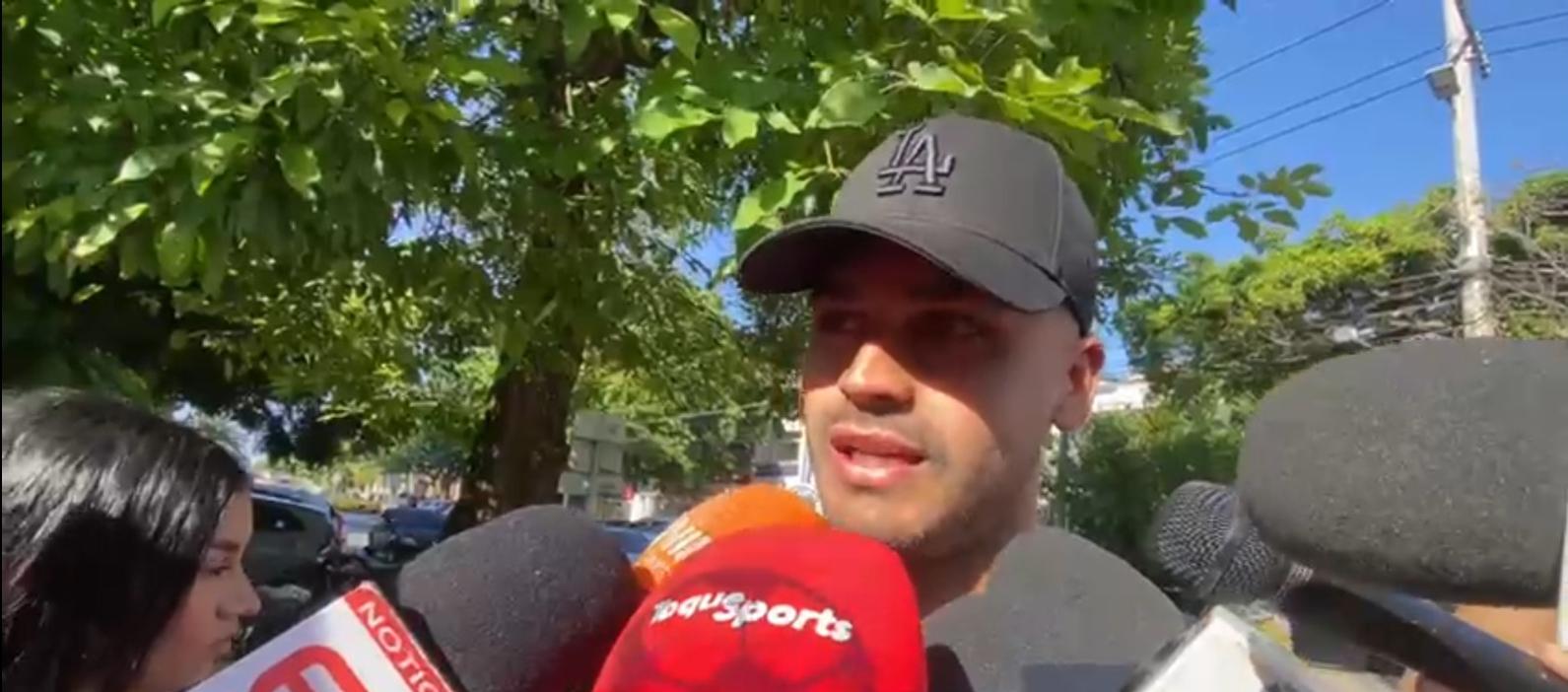 El portero uruguayo Mauro Silveira entregando declaraciones a los periodistas.