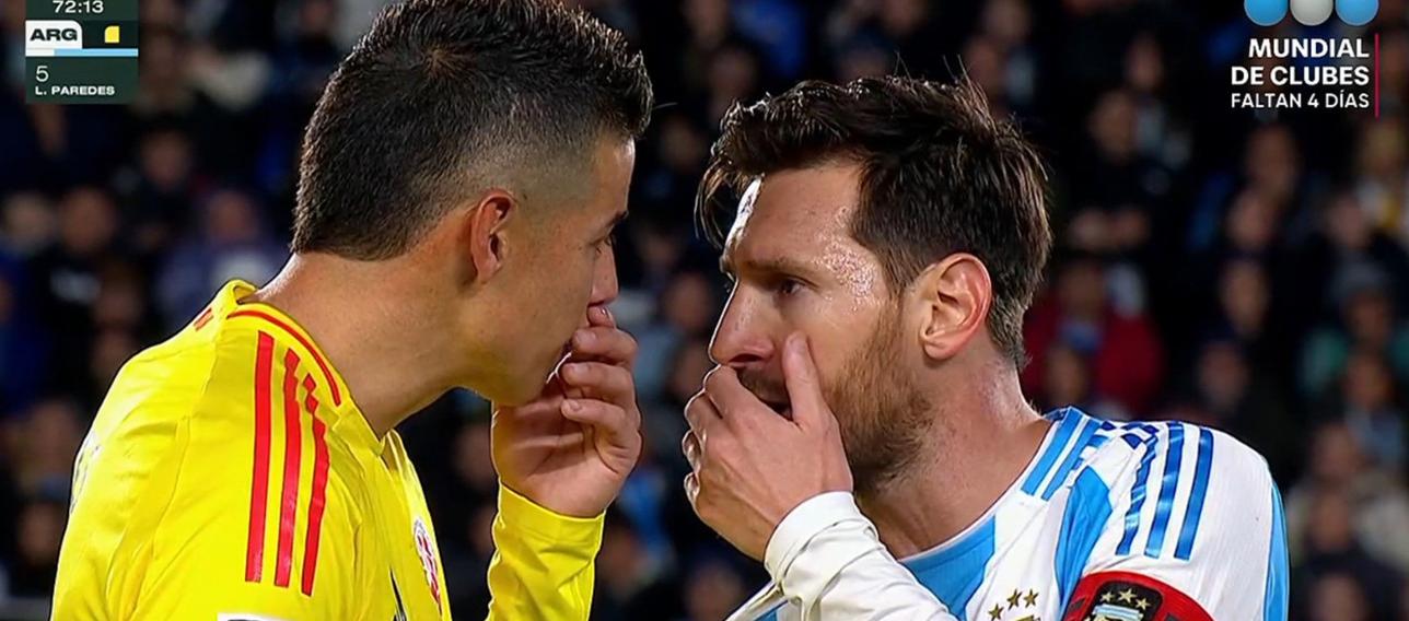 El cruce entre James Rodríguez y Lionel Messi en plena cancha del Más Monumental. 