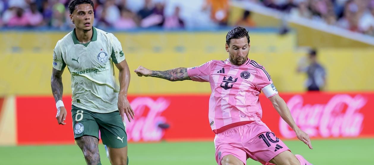 Lionel Messi se dispone a tirar al arco seguido por el colombiano Richard Ríos.