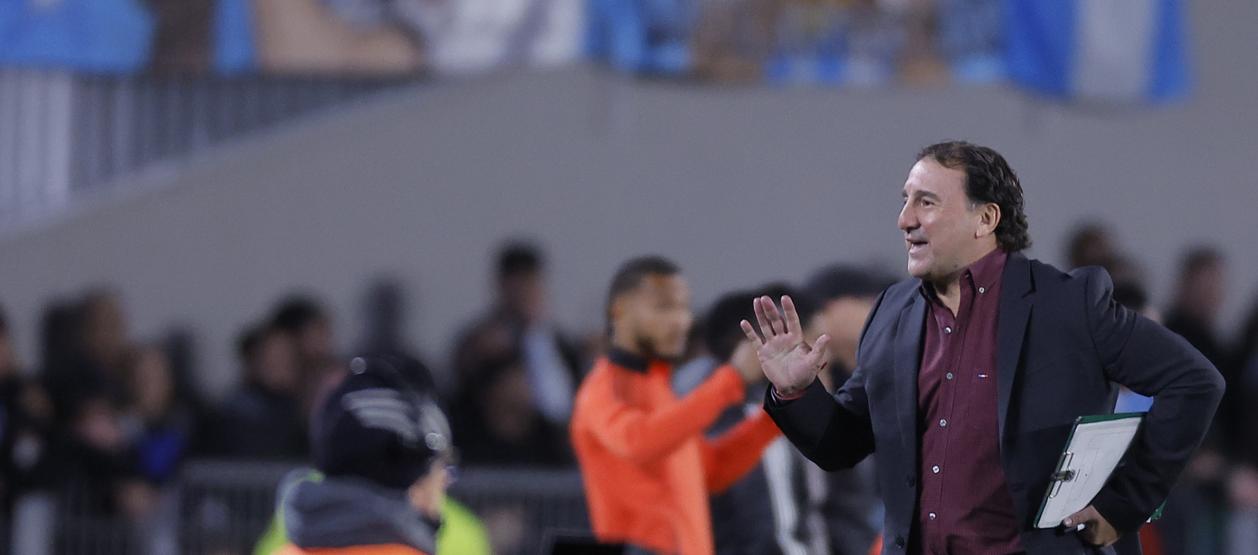 Néstor Lorenzo, técnico de la Selección Colombia, durante el partido contra Argentina. 