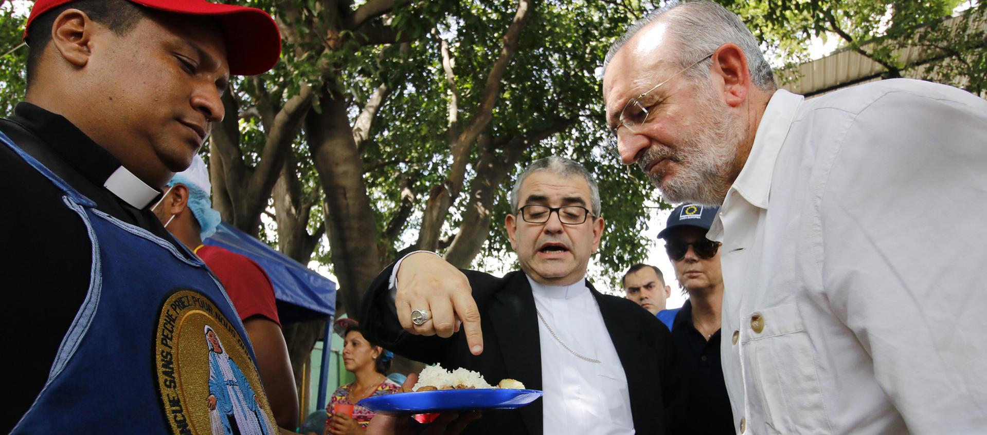 Monseñor Víctor Manuel Ochoa Cadavid (QEPD).