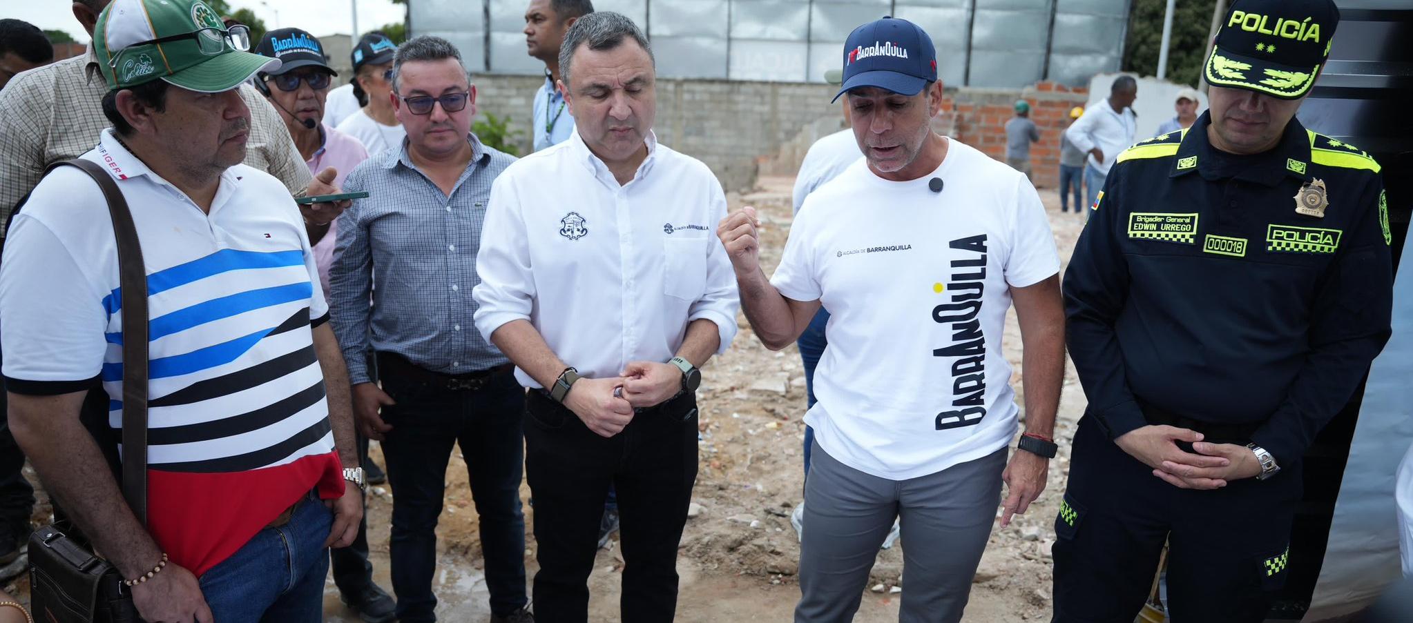 Alcalde Char revisa los planos de la estación de Policía. 