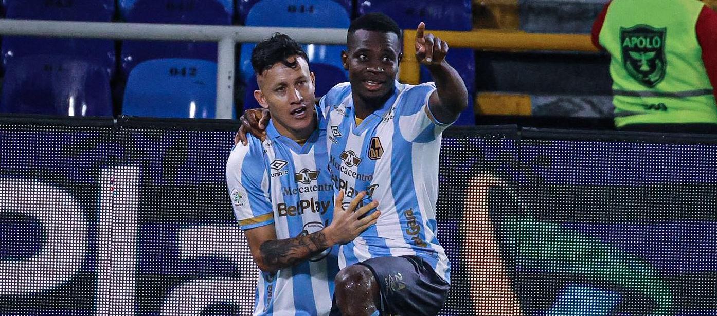 Adrián Parra celebra uno de sus goles con Gustavo Ramírez. 