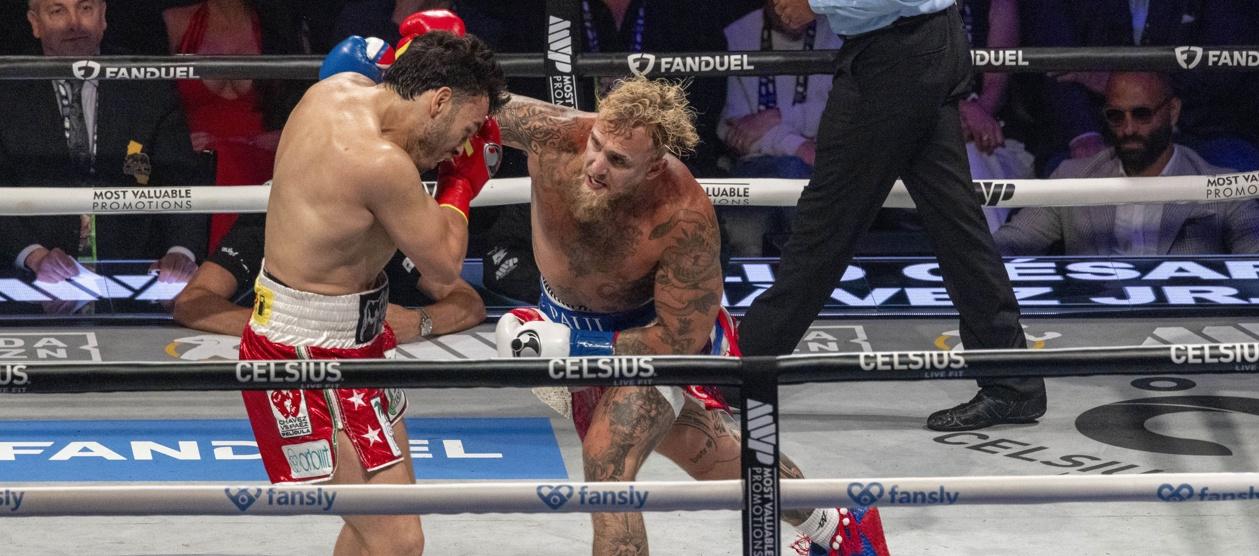 El youtuber Jake Paul golpea al mexicano Julio César Chávez Jr.