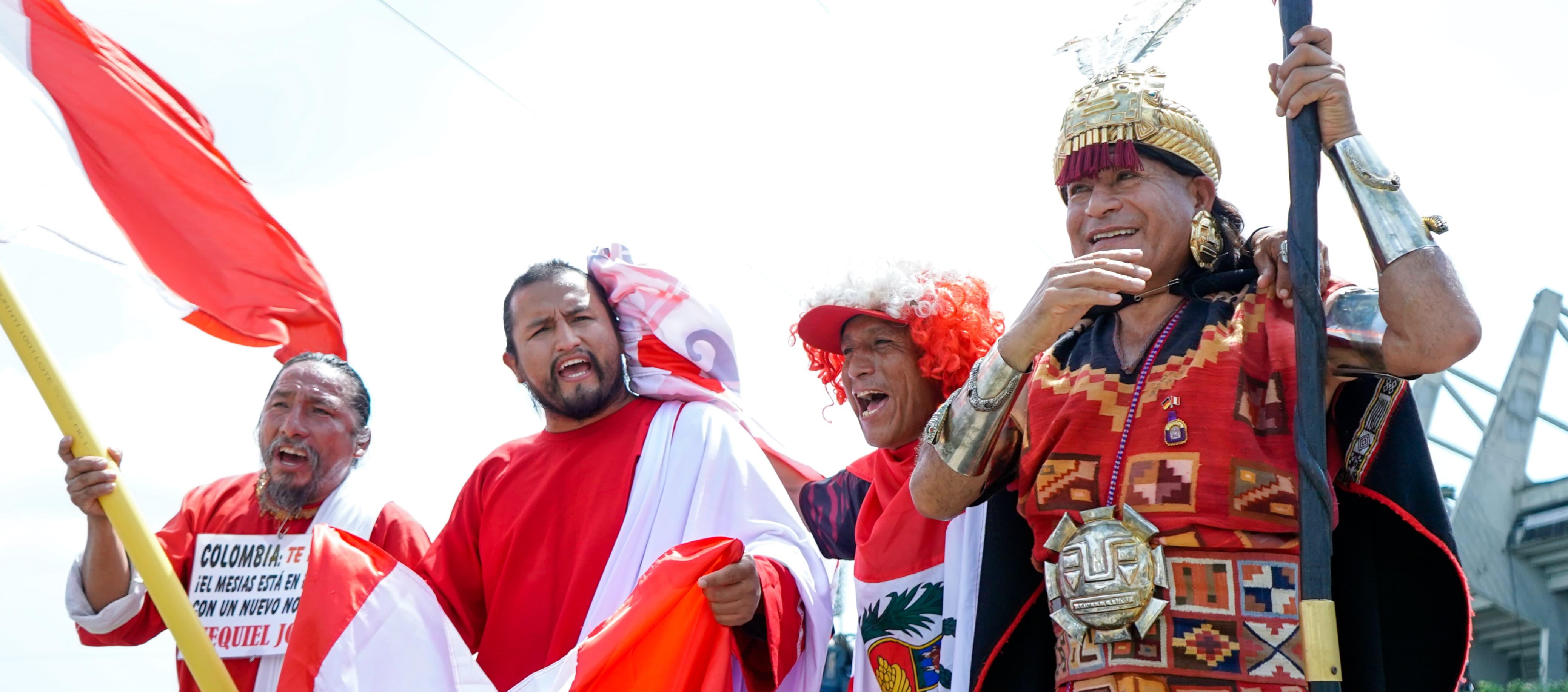 Grupo de hinchas de la selección peruana en los alrededores del estadio Metropolitano.