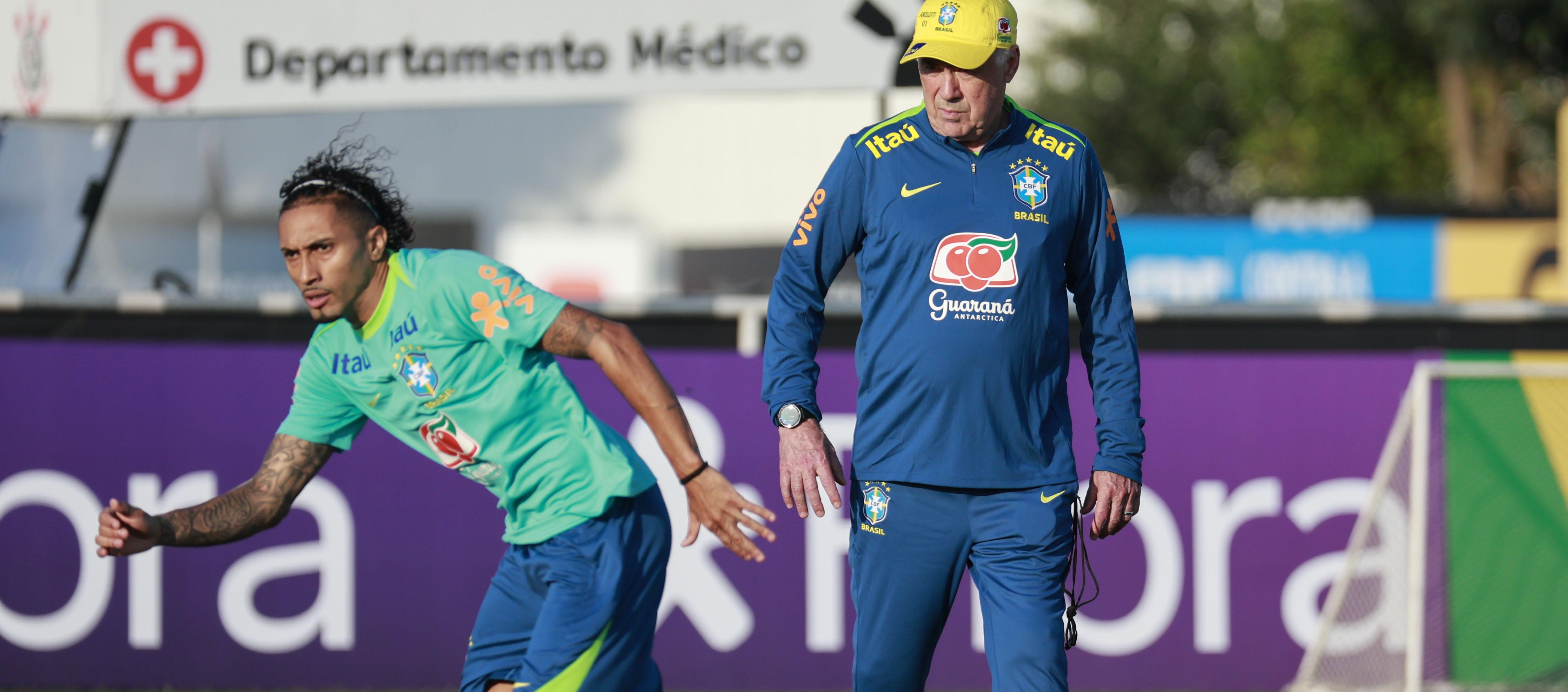 Raphinha, novedad de Brasil, con el entrenador Carlo Ancelotti. 