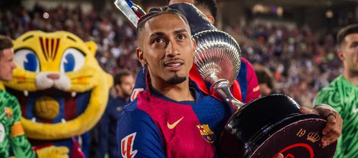 Raphinha ganó el título de LaLiga, la Copa del Rey y la Supercopa con el Barcelona. 