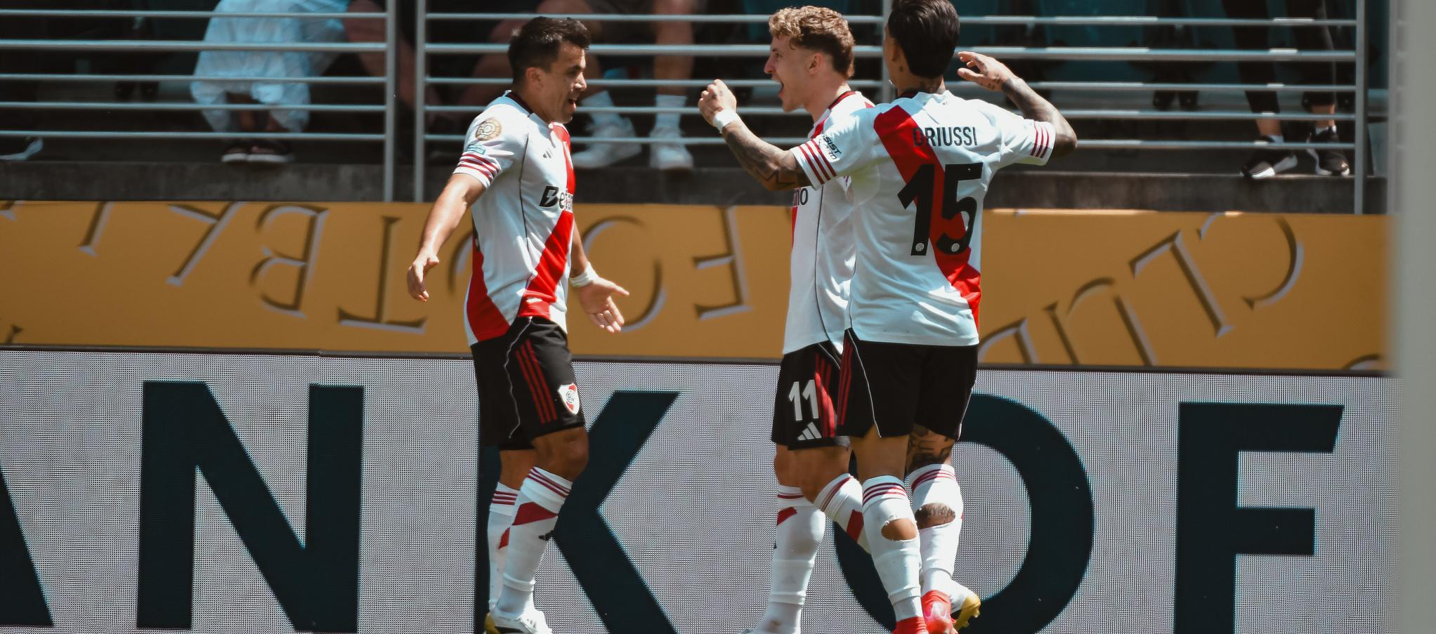 Jugadores de River Plate festejan el primer gol marcado por Facundo Colidio.
