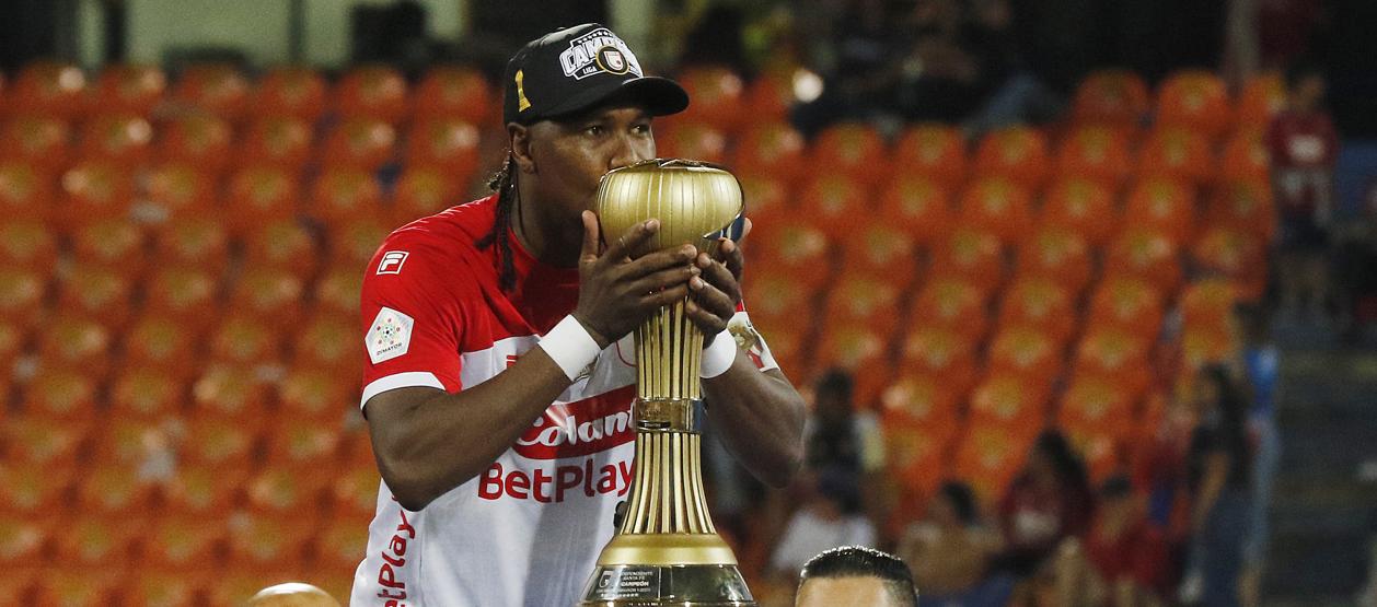 Hugo Rodallega besa el trofeo de campeón de la Liga obtenido con Santa Fe. 
