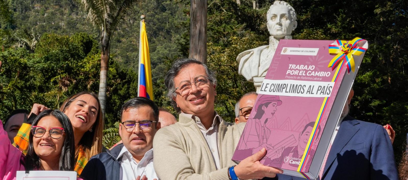 El Presidente Petro sancionó la ley de la reforma laboral. 