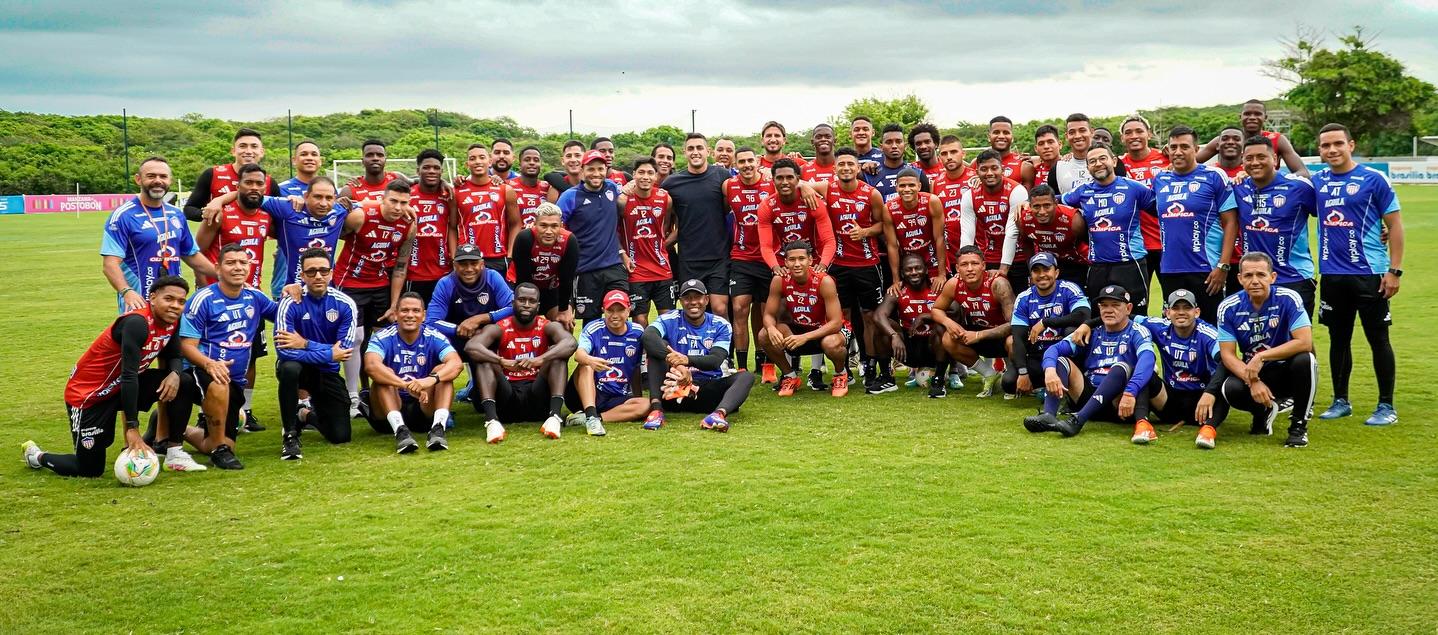 Santiago Mele con sus compañeros en la sede deportiva Adela de Char. 