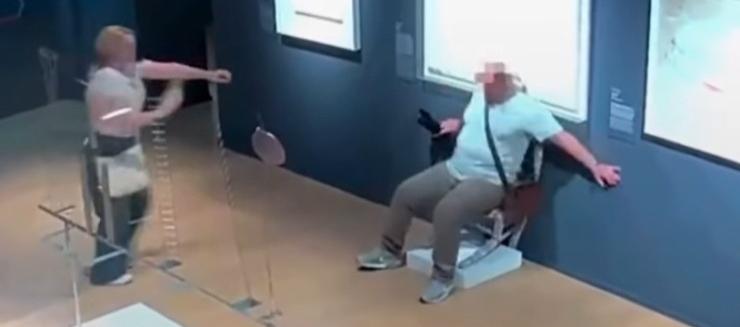 Instante en que el turista rompe la 'Silla de Van Gogh' en el museo de Verona. 