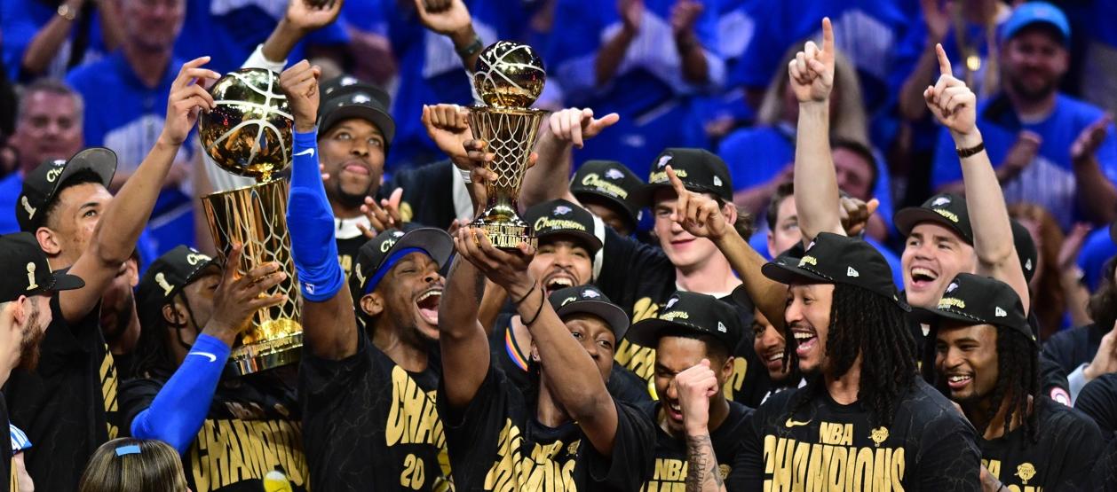 La celebración de los jugadores de Oklahoma Thunder tras ganar el título de la NBA.