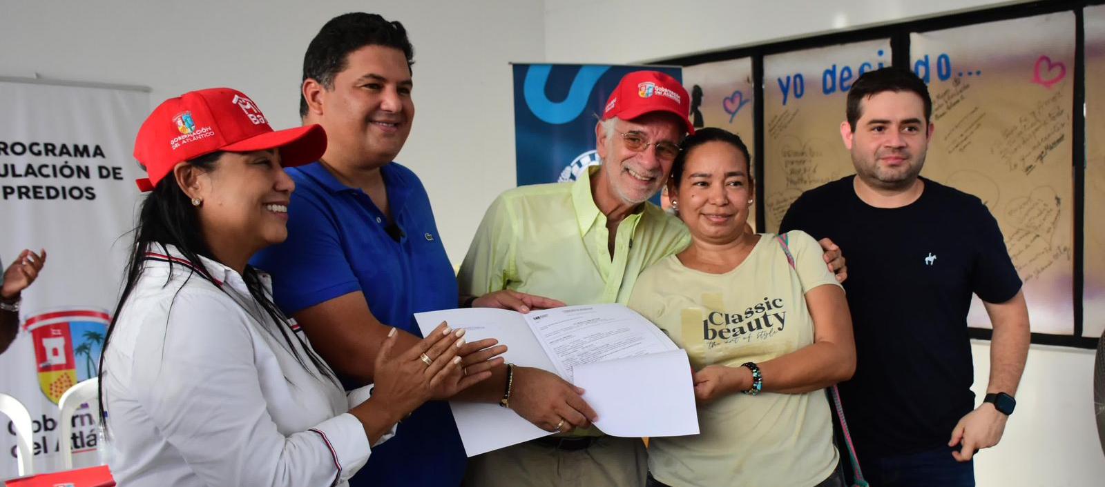 Gobernador Verano en la entrega de títulos de propiedad a los beneficiarios.