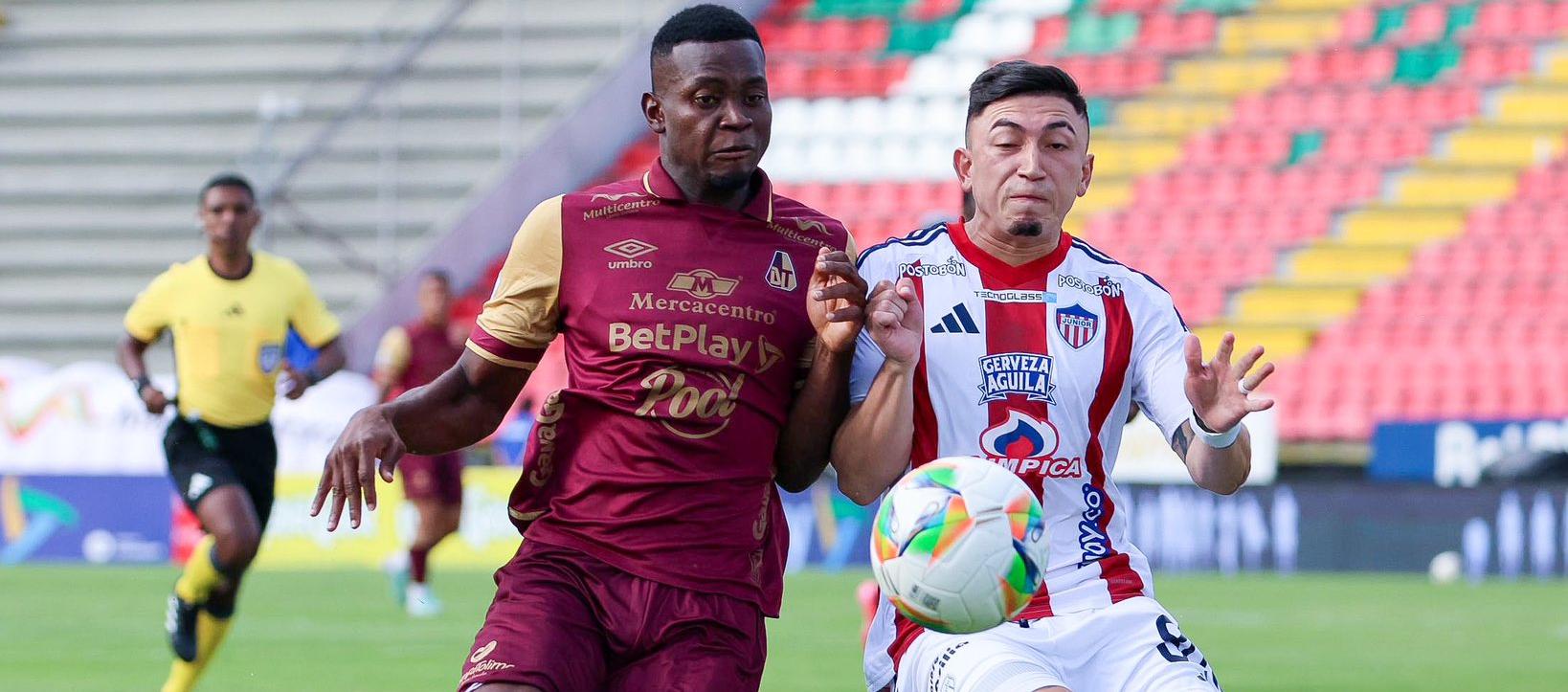Fabián Ángel disputa la pelota con Adrián Parra.
