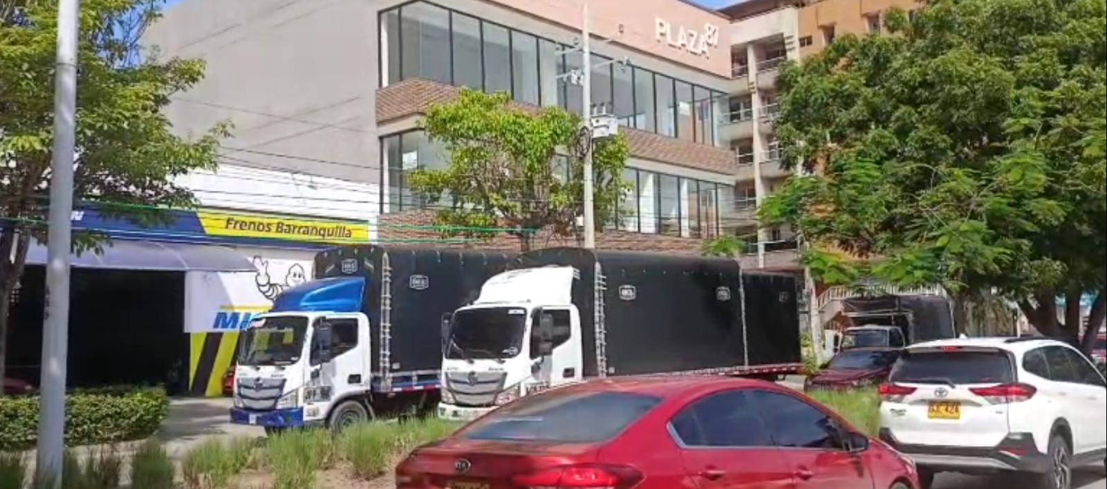 Transportistas durante la protesta por la carrera 46, en el norte de Barranquilla.