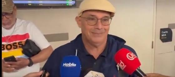 Alfredo Arias, nuevo técnico del Junior, entregando declaraciones a los medios. 