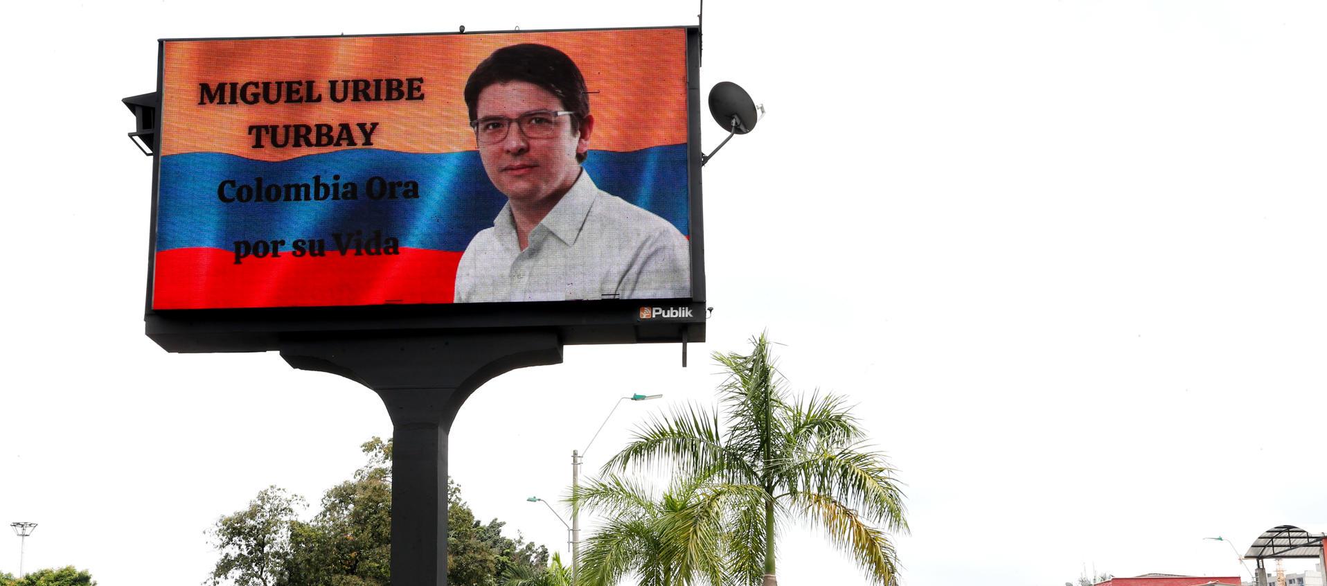 Valla ubicada en Cali en respaldo del senador Miguel Uribe Turbay.