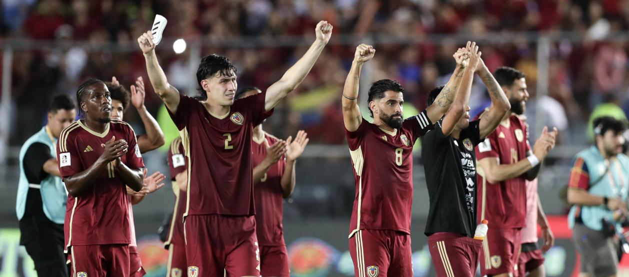 Jugadores de la selección venezolana festejando su triunfo sobre Bolivia. 