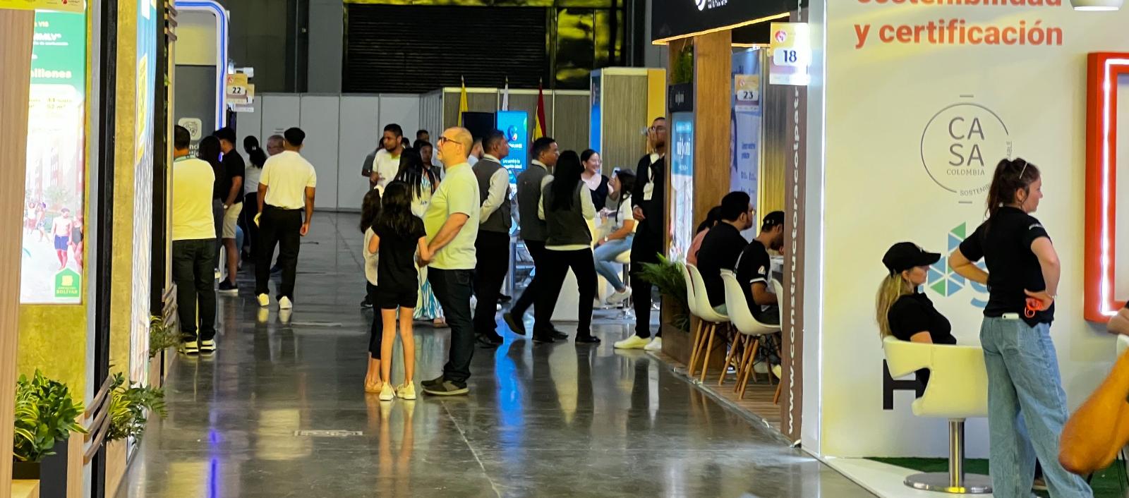 Asistentes a la Feria VIMO 2025 en el Puerta de Oro.