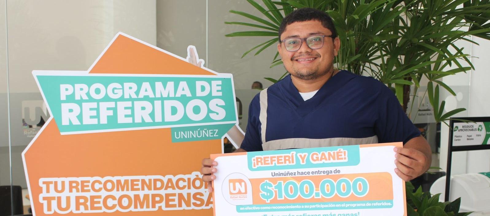 Estudiante con su recompensa por haber referido.