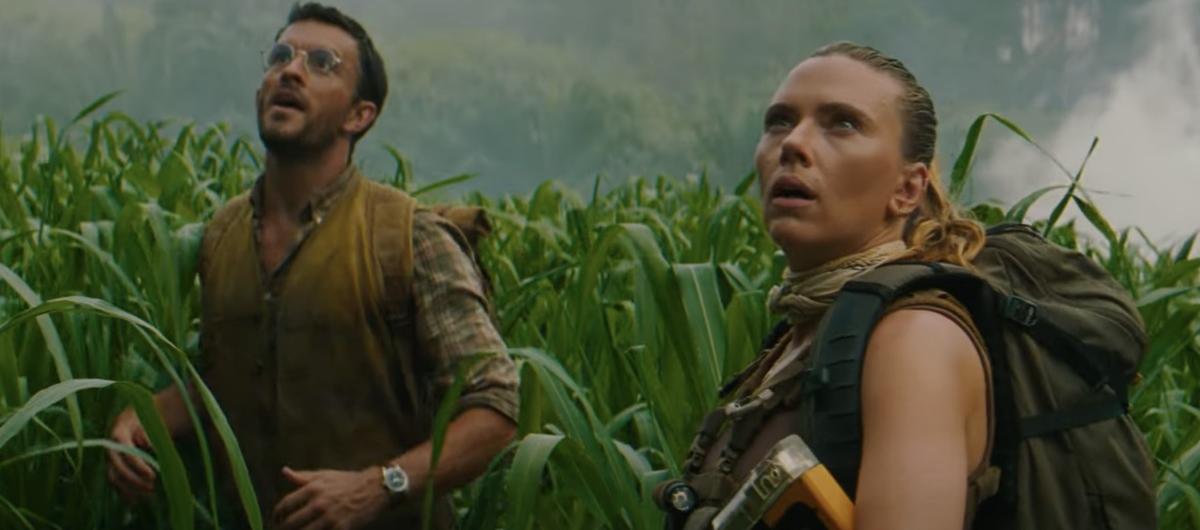  Jonathan Bailey y Scarlett Johansson.