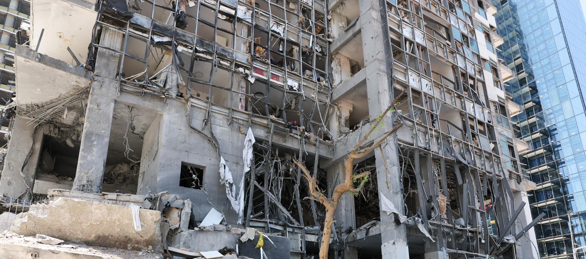 Edificio destruido en Israel por ataques.