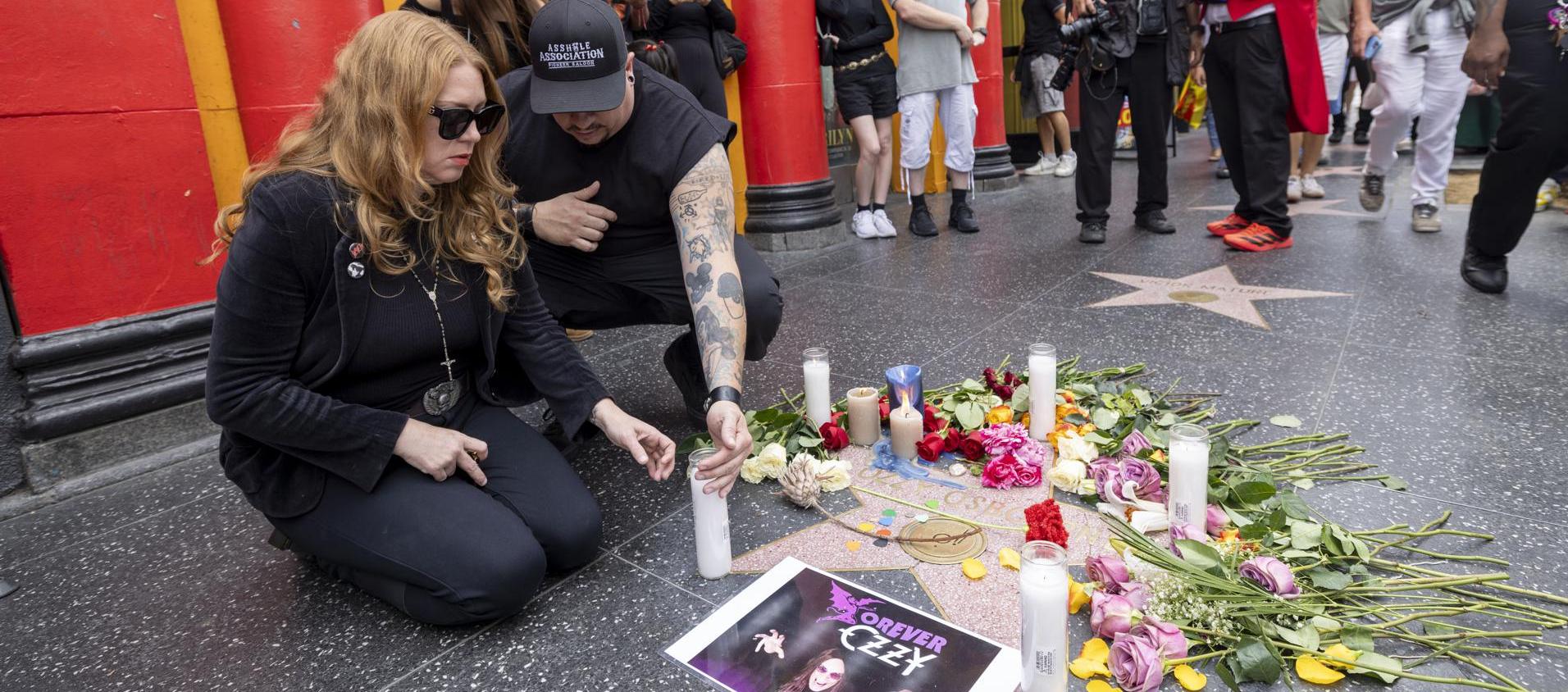 Seguidora de Ozzy Osbourne enciende una vela en la estrella del artista en el Paseo de la Fama de Hollywood. 