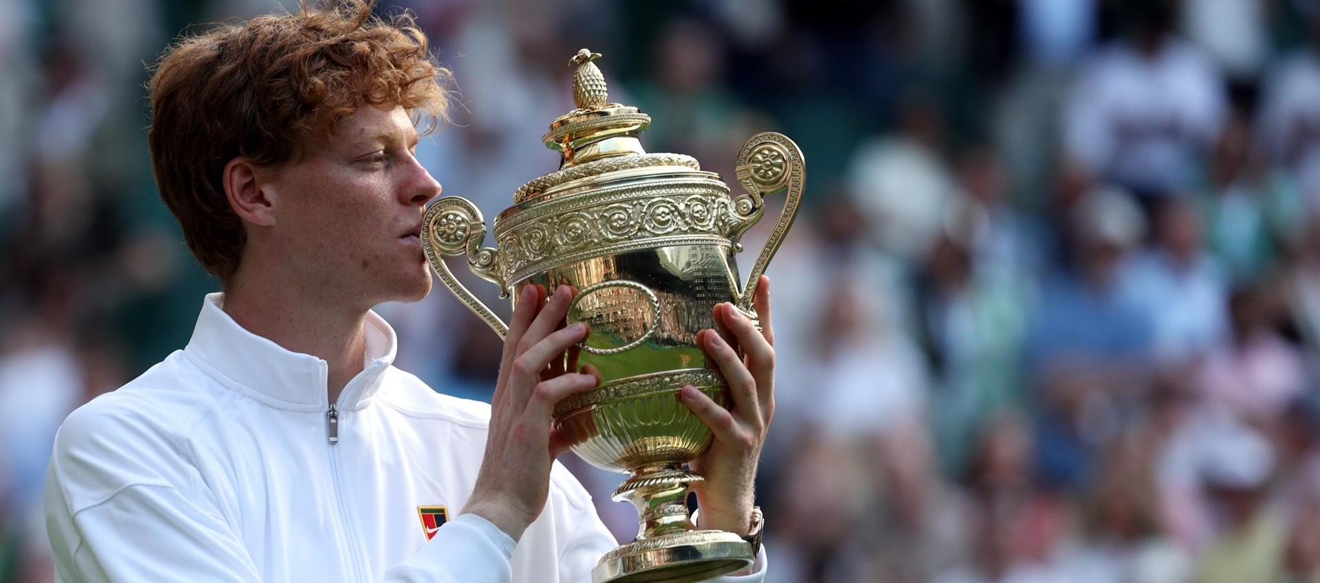 Jannik Sinner besando el trofeo de campeón.