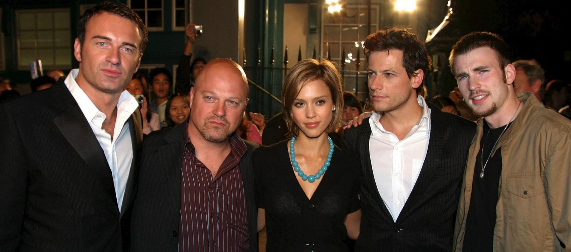 Julian McMahon, el primero de izquierda a derecha, junto al personal de los 'Cuatro fantásticos'.