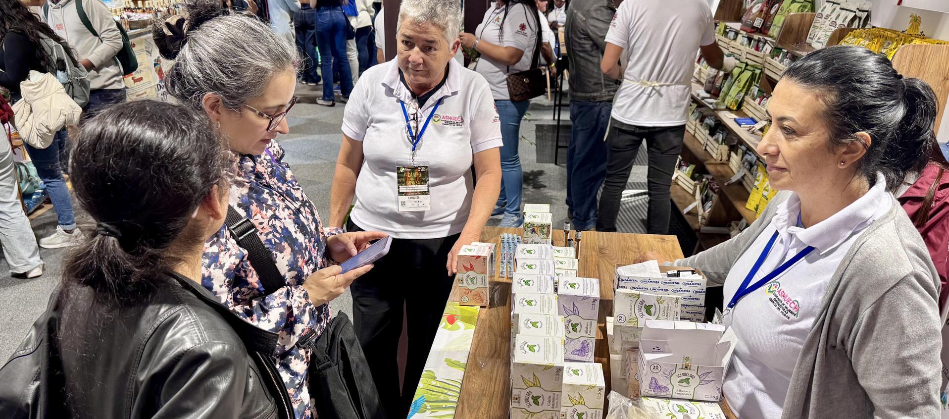 Personas recorren un pabellón en la feria Agroexpo.