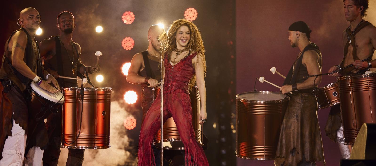 Shakira, una artista latina que ha llevado sus esencia a escenarios internacionales.