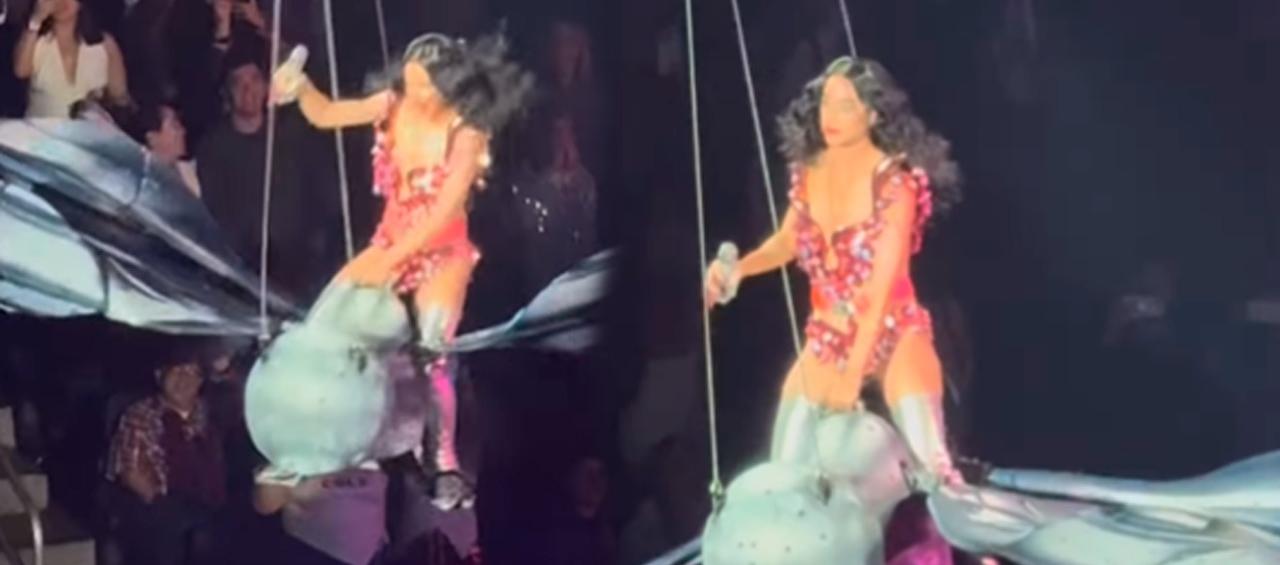 La cantante sobre la estructura en forma de mariposa. 