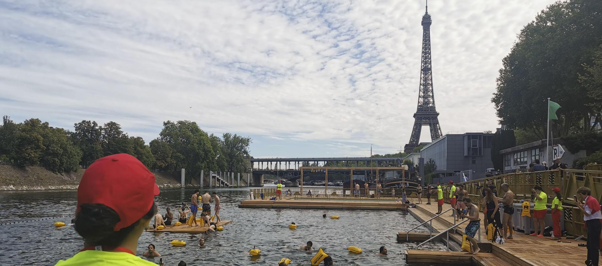 Las aguas del río Sena volvieron a recibir a bañistas en París. 