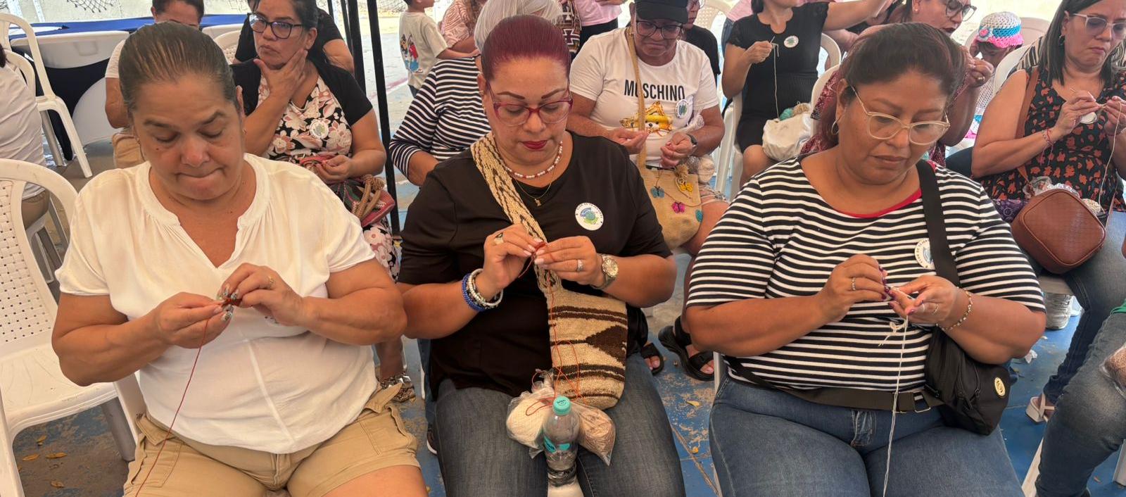 Estas iniciativas fomentan liderazgo y colaboración comunitaria. 