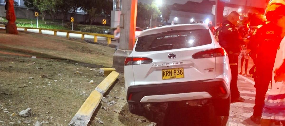 La camioneta accidentada en la rotonda del barrio Las Flores. 