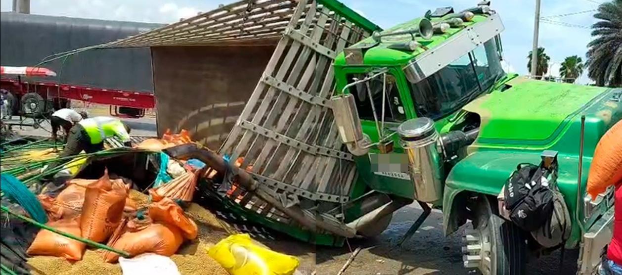 El camión accidentado en el Corredor Portuario. 