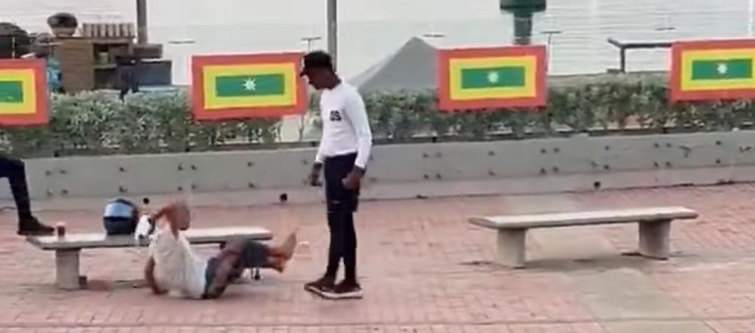 Funcionario de Distriseguridad al agredir a la habitante de la calle.