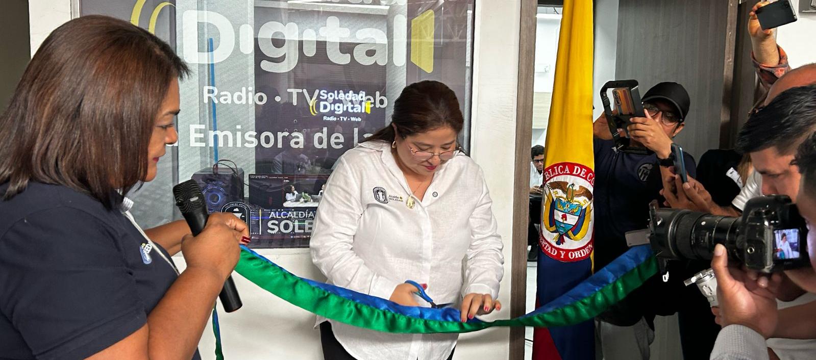 Alcaldesa Alcira Sandoval Ibañez inaugurando la emisora Soledad Digital. 