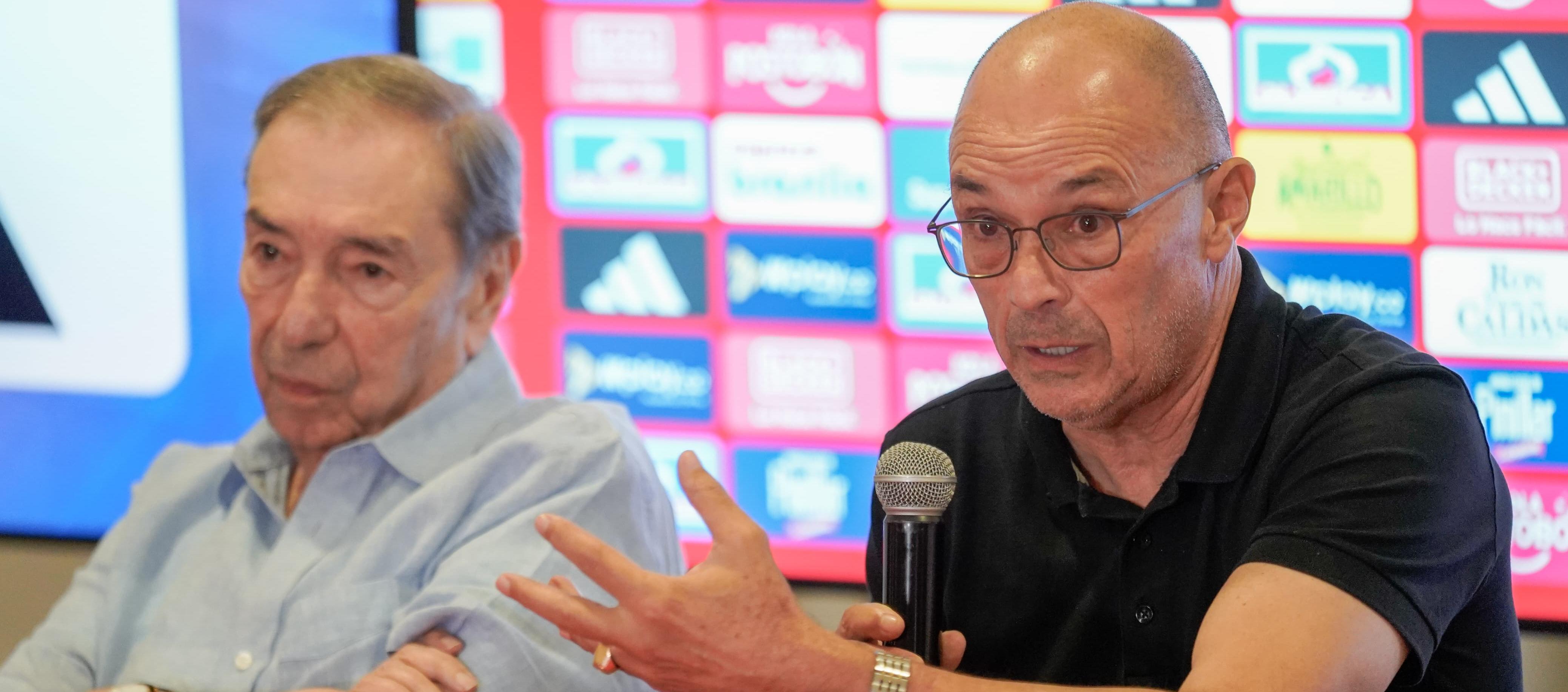 Alfredo Arias junto a Fuad Char en su presentación como nuevo técnico de Junior.