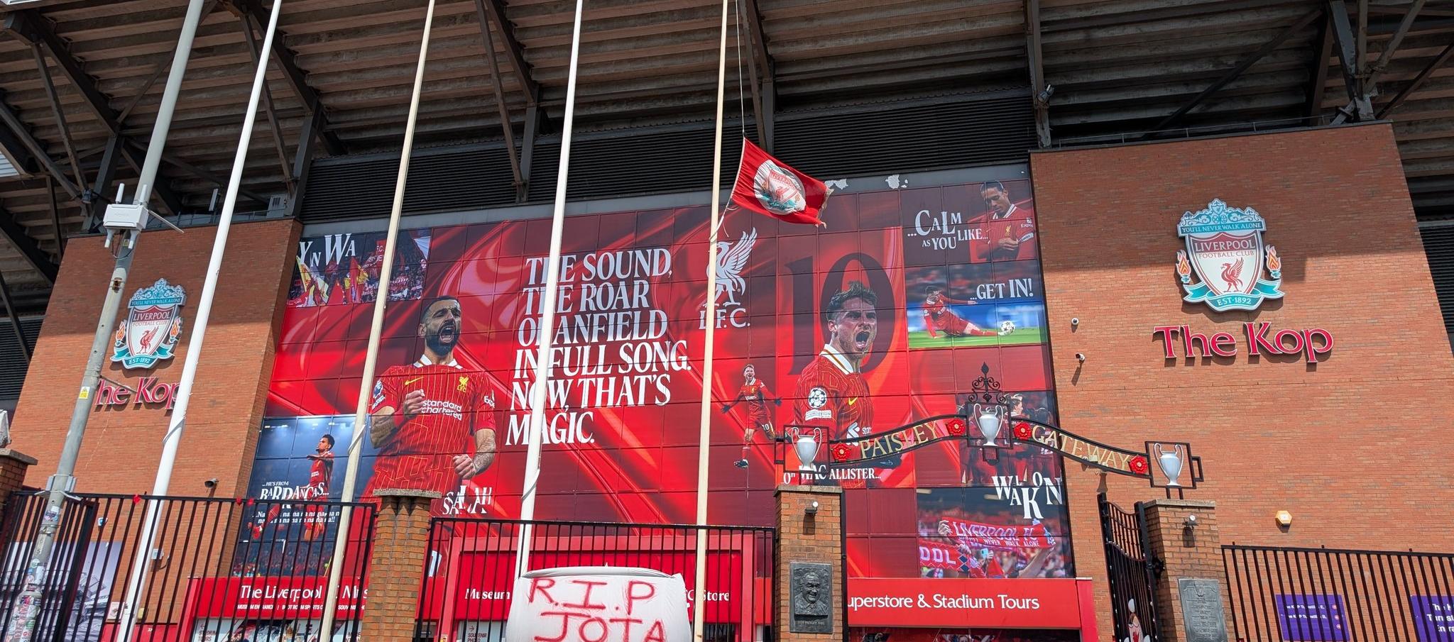 Homenaje a Jota en Anfield.