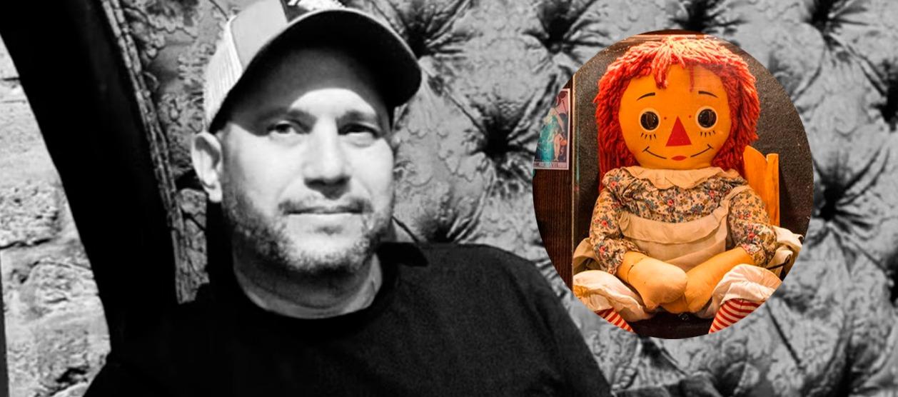 Dan Rivera y la muñeca Annabelle.