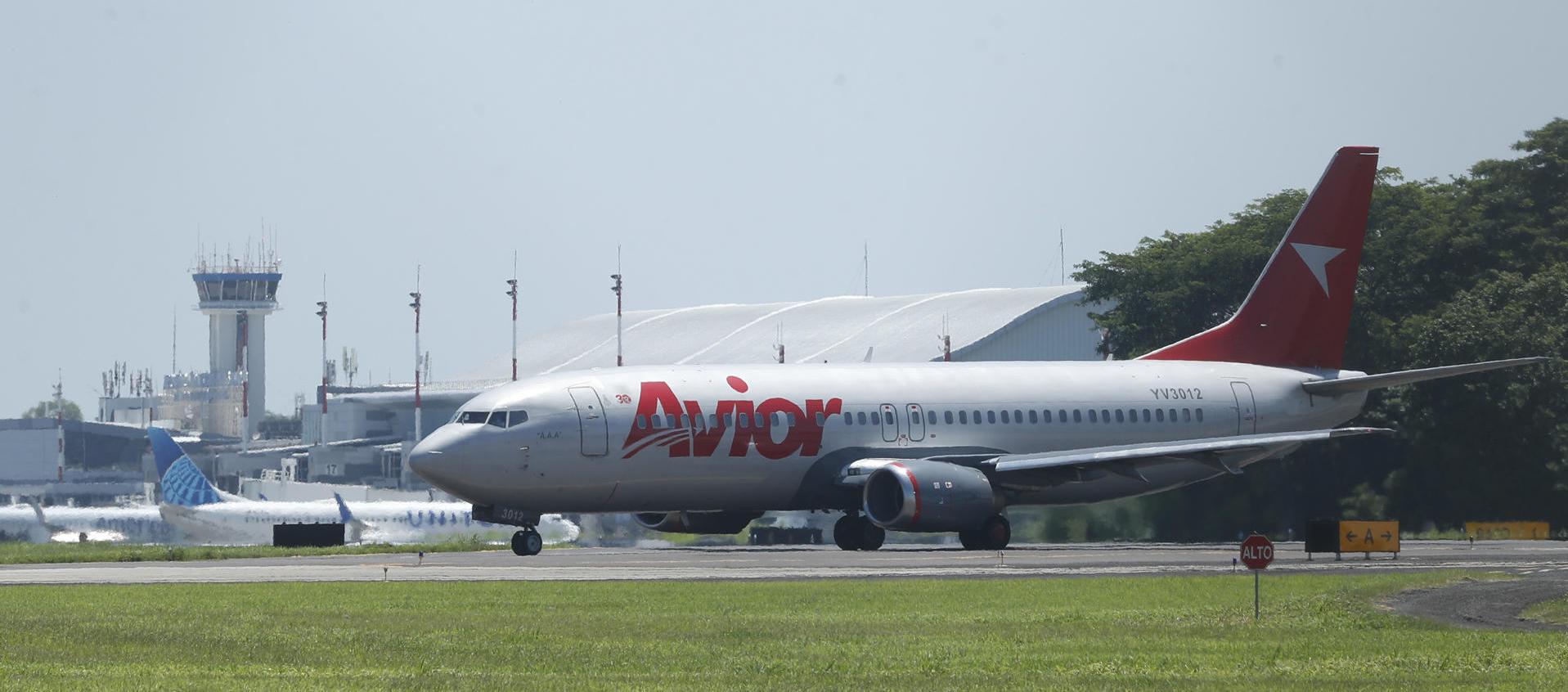 Avión que transportó a venezolanos detenidos en El Salvador