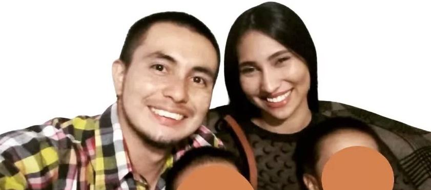 Brian Ríos, su esposa Juliana y sus dos hijos.