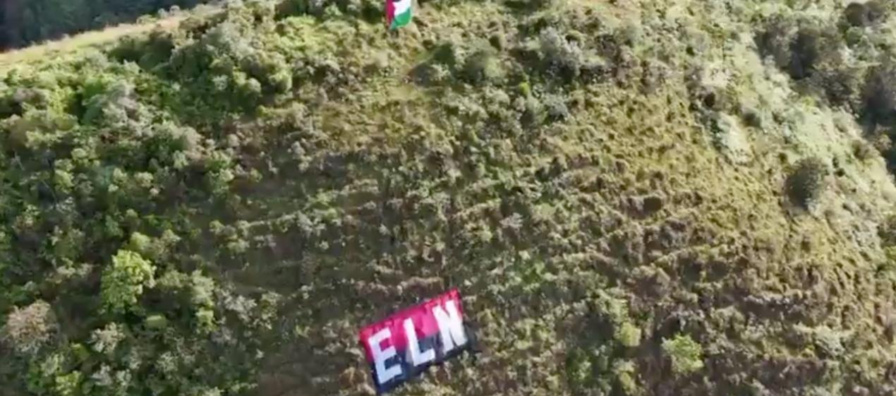 Bandera del ELN y de Palestina divisada en una montaña de Medellín. 