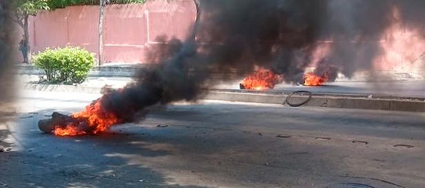Bloqueo en la Troncal Olaya Herrera, en el barrio El Rosario. 