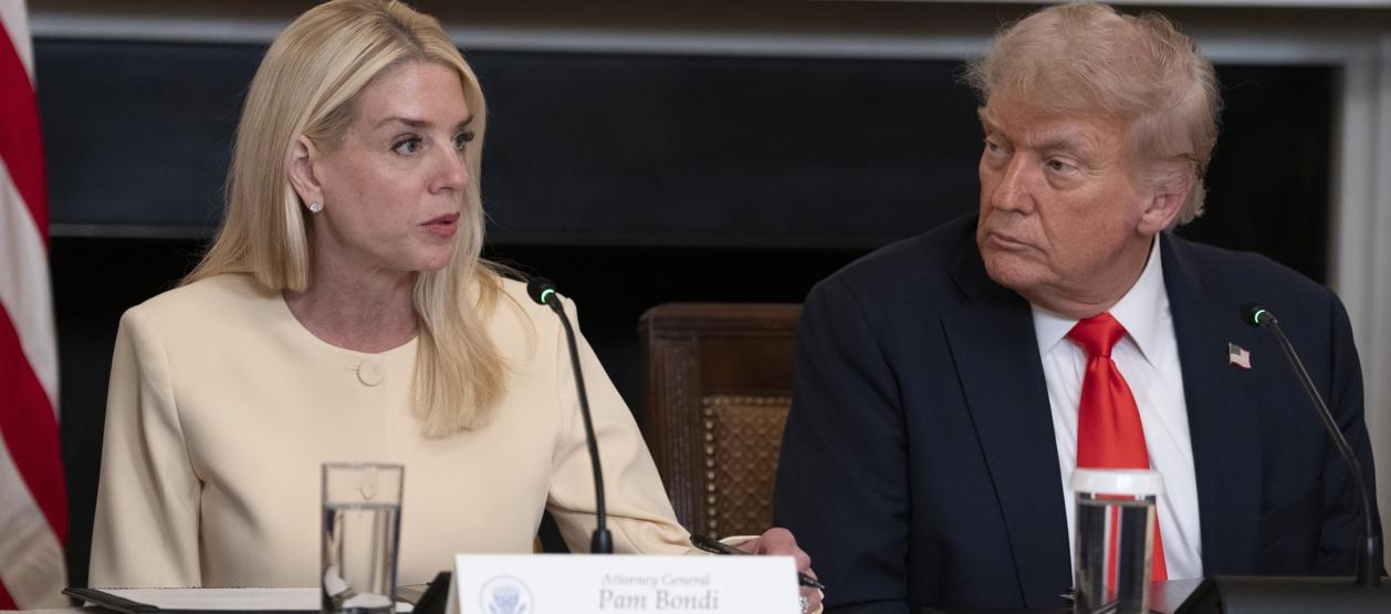 La fiscal general, Pam Bondi y el Presidente de EE.UU., Donald Trump.